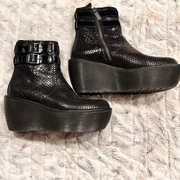 NWOB Dr. Martens Caitlin Black Snakeskin Platform Boots Sz-6 - Picture 5 of 11